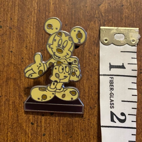 Mickey Mouse Big Cheese Trade Pin - Picture 5 of 7
